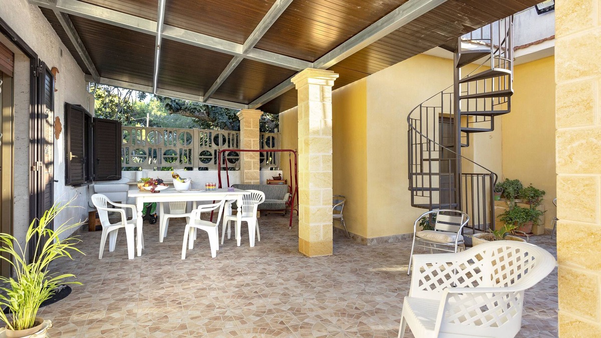 Marsala House | Pet-Friendly Holiday Home 'Nonna Tuzza' close to the Sea with Terrace & Wi-Fi