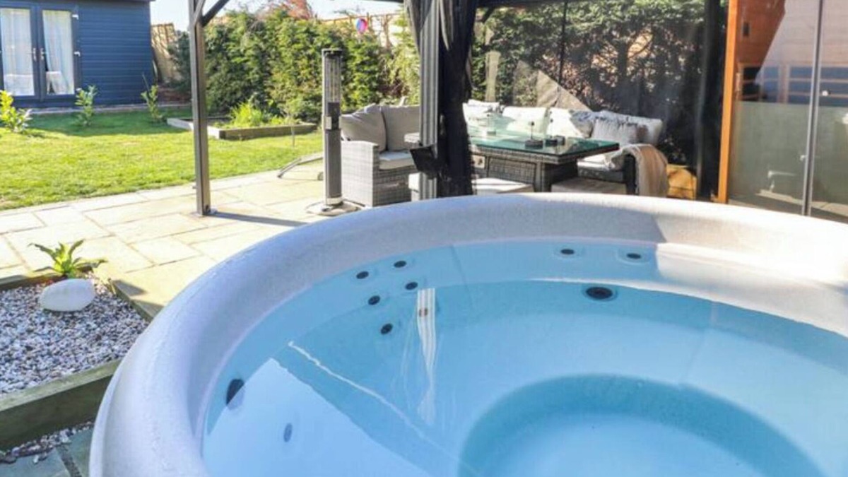 Purleigh House | Pet Friendly Home in Chelmsford-Hot Tub-Sleeps 6