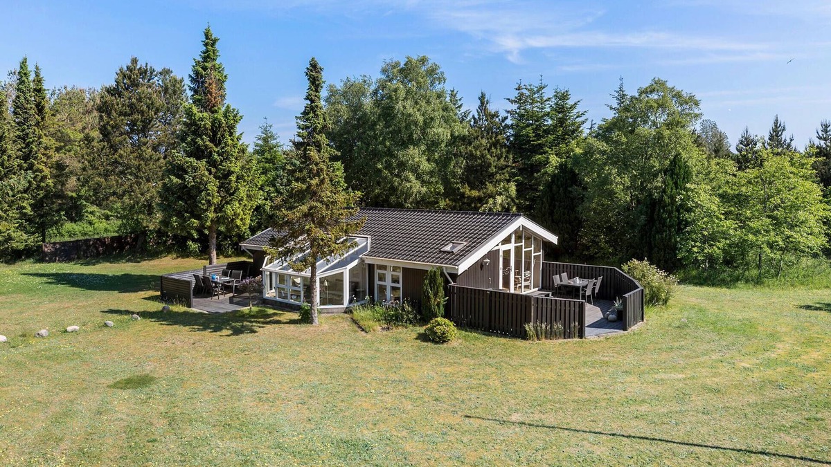 Bratten Strand House | Pet friendly home in Jerup with WiFi