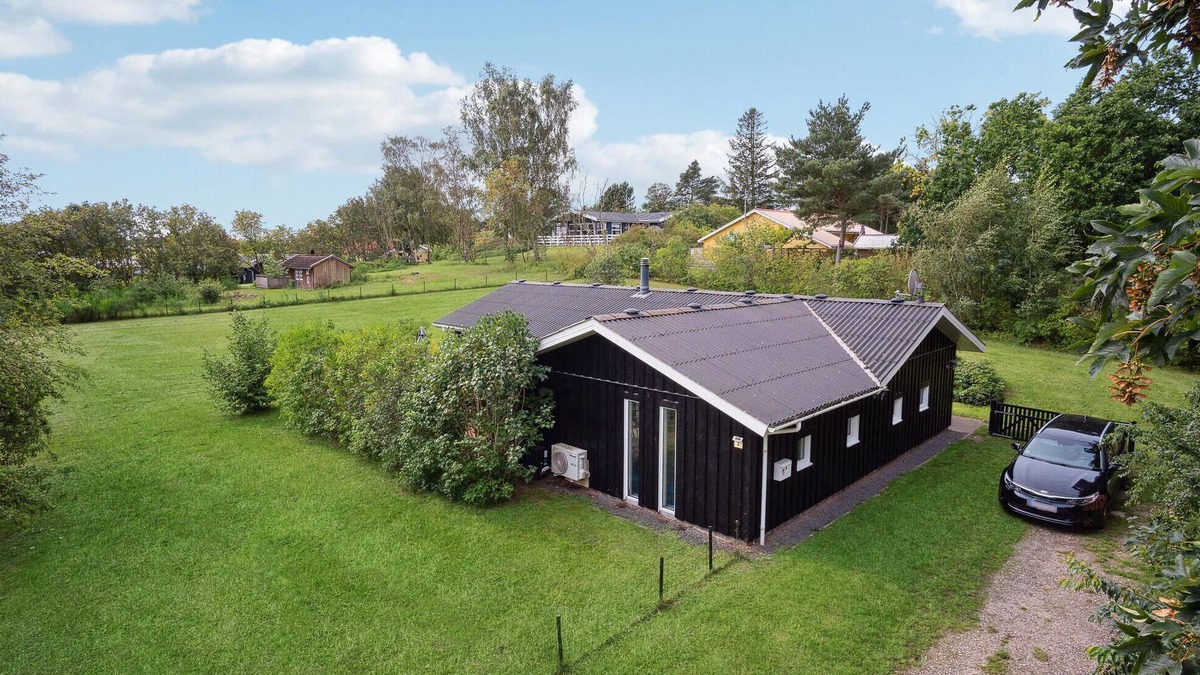 Skødshoved Strand House | Pet friendly home in Knebel with sauna