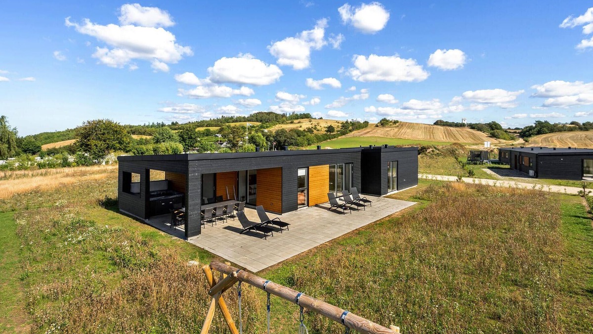 Hjarbæk House | Pet friendly home in Løgstrup with WiFi