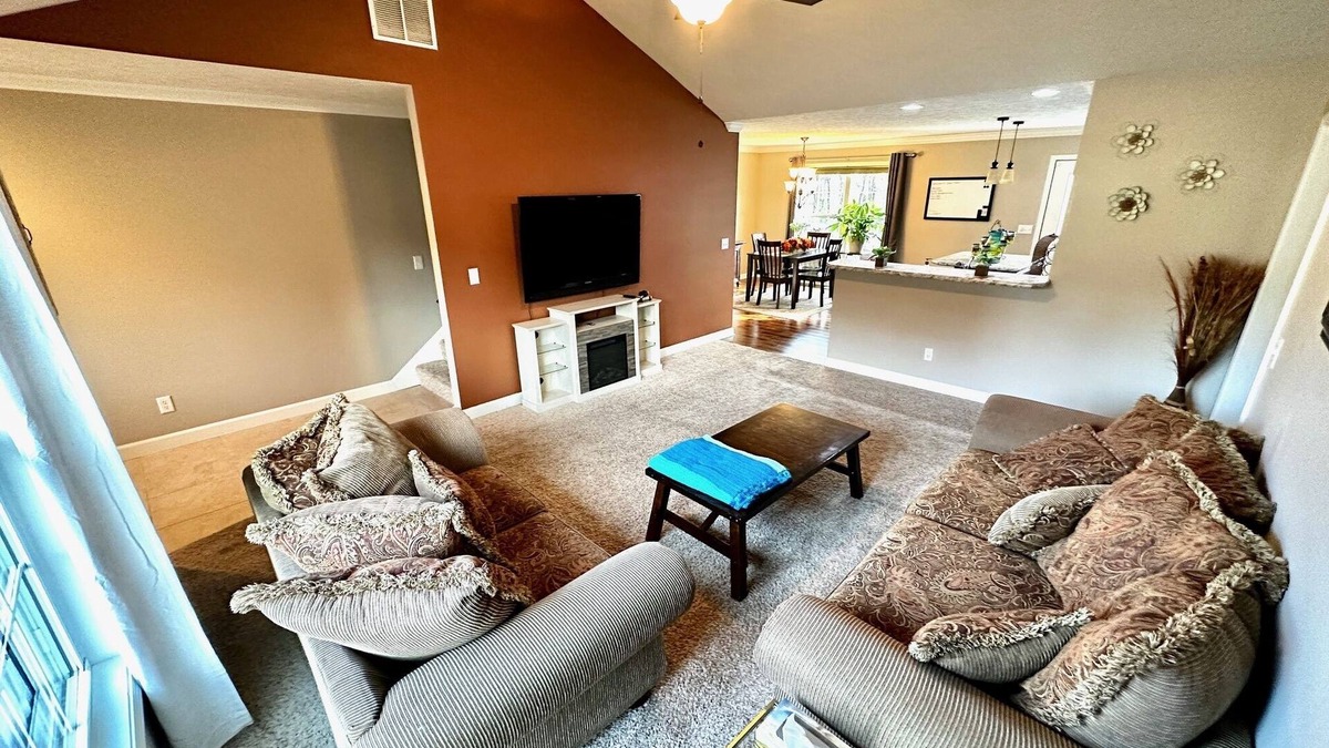 Inglefield House | Pet friendly home in Evansville