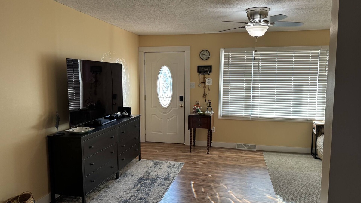 Palestine House | Pet-friendly home in Palestine with Fenced Yard!nWeekly and monthly discounts!