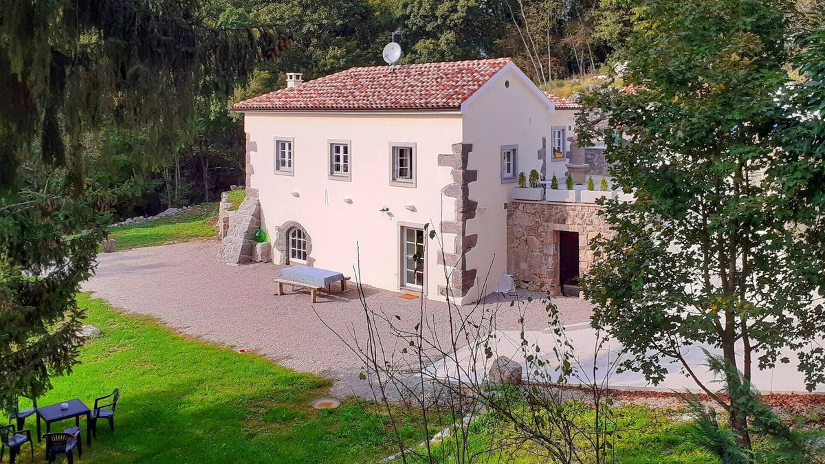 Zvonece House | Pet friendly home in Zvoneca with WiFi