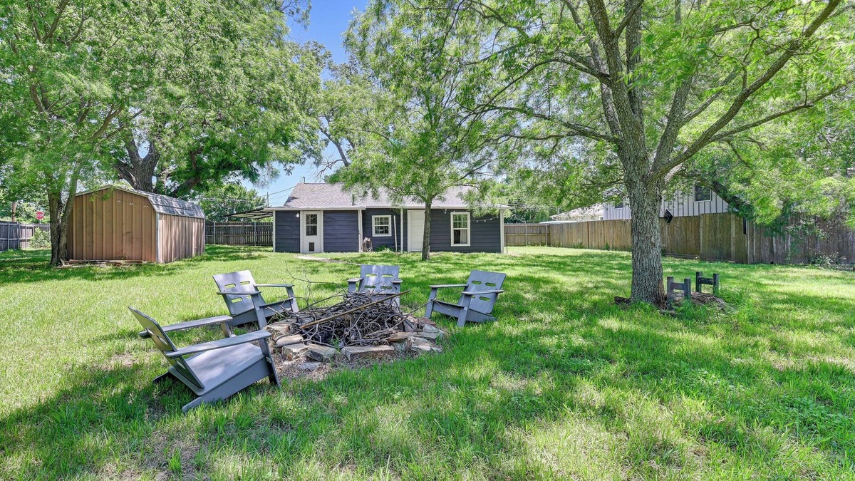 Aubrey House | Pet-Friendly Home w/1-Acre Yard in Aubrey