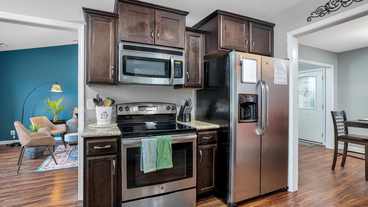 Oak Grove House | Pet Friendly home w/3 Bed /2 Bath and Fenced Back Yard