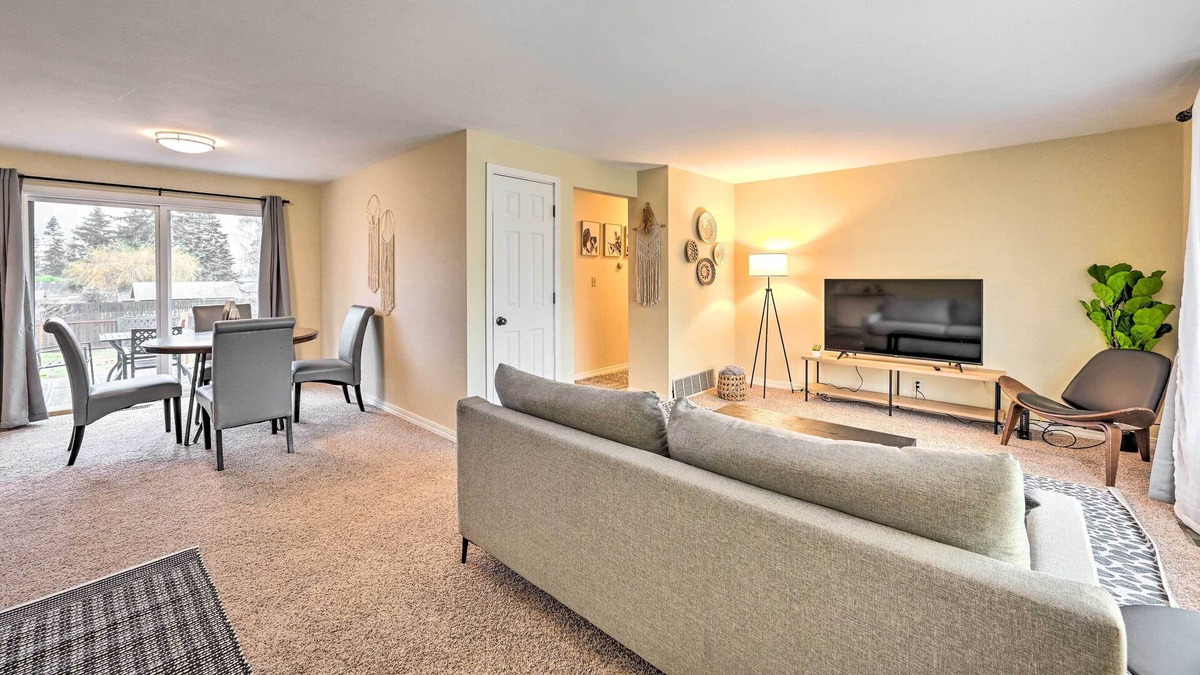Edmonds House | Pet-Friendly Home w/ Yard ~ 1 Mi to Beach!