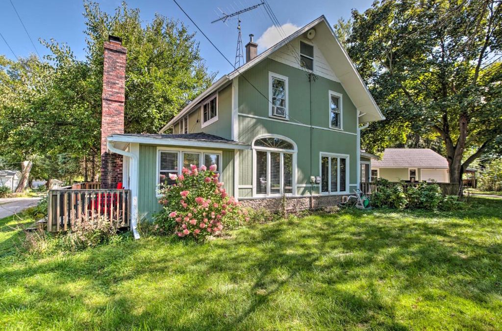 Delavan Lake House | Pet-Friendly Home with Views of Lake Delavan!