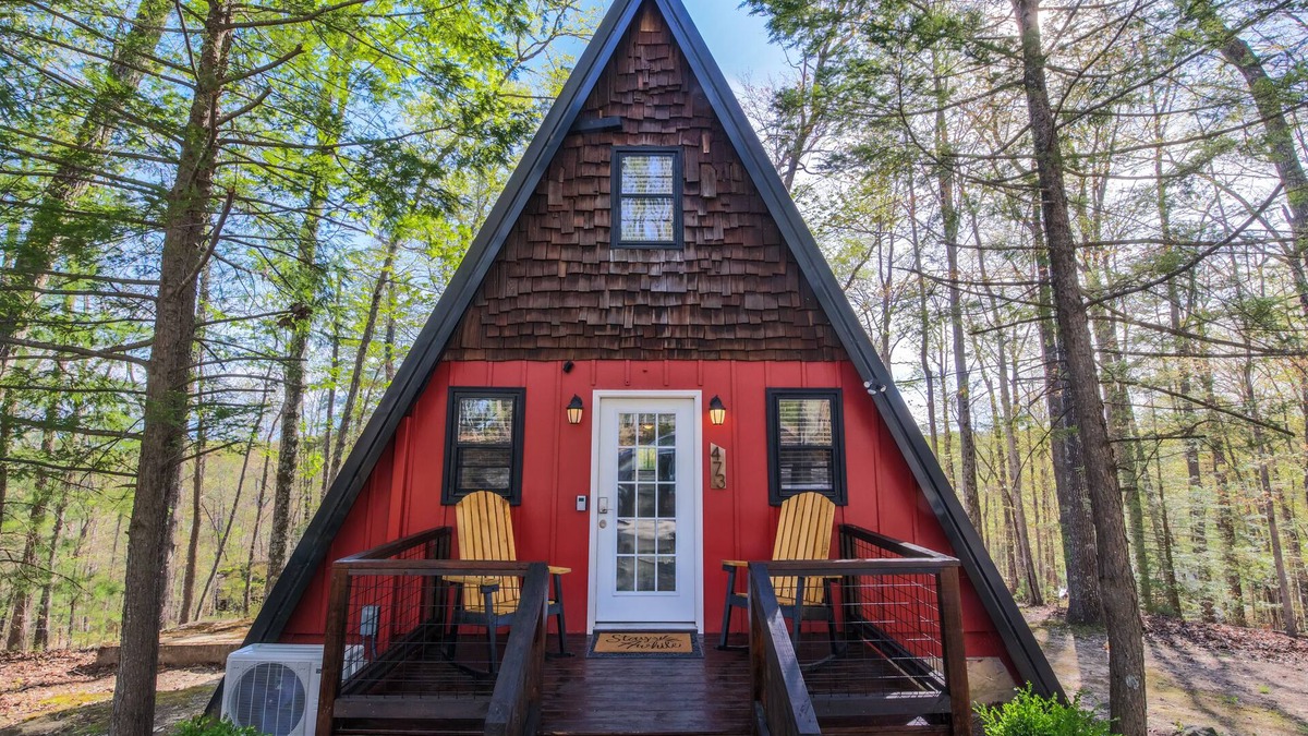 Wellington Cabin | Pet Friendly, Hot Tub & 5 min to Lake