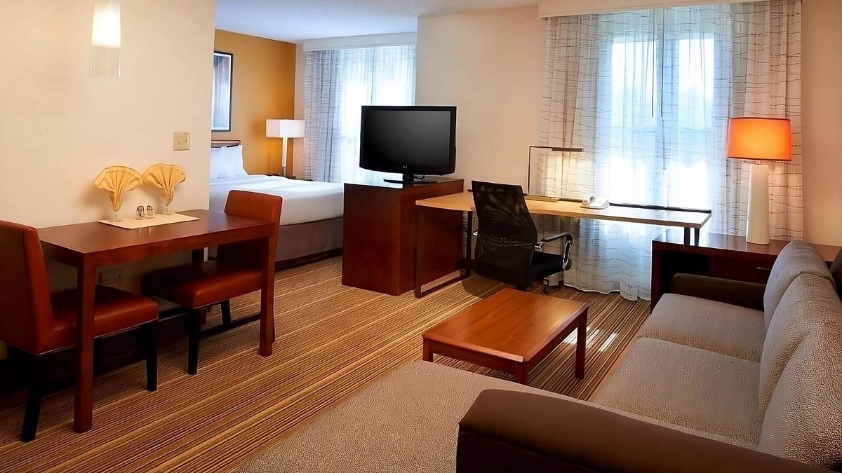 Waukegan Apartment | Pet-friendly Hotel! Outdoor Pool, Free Breakfast, Near Six Flags Great America!