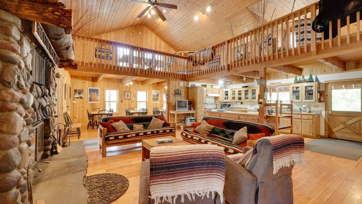 Fort Klamath House | Pet-Friendly House w/Deck: Near Crater Lake!