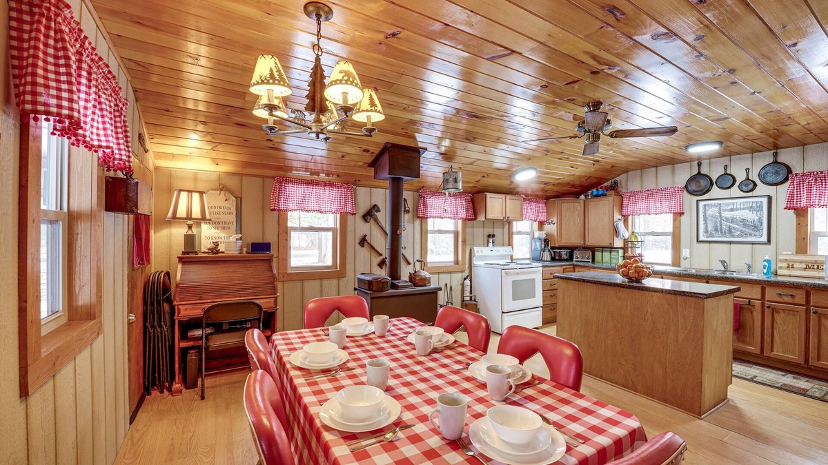 Irons Cottage | Pet-Friendly Irons Cottage w/Fire Pit & Fireplace