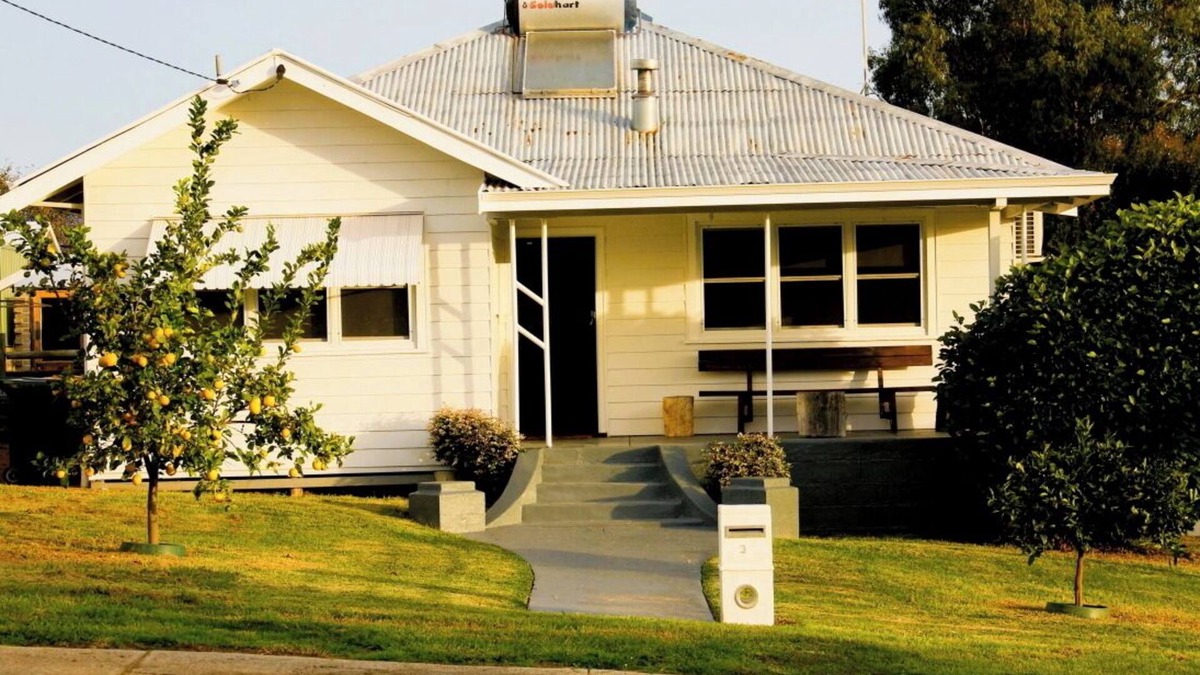 Waroona House | Pet-friendly Jarrah Cottage, a cosy home with spacious block located in Waroona.