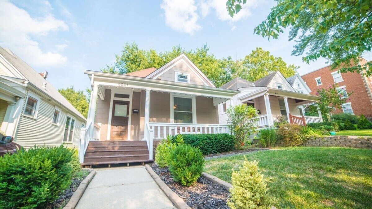 Southmoreland House | Pet-friendly KC Bungalow with Fenced Yard