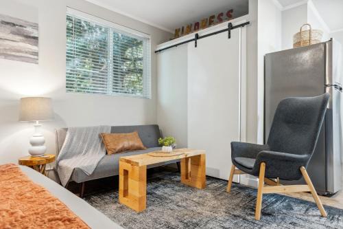 Covington Apartment | Pet-Friendly Kent Vacation Rental, Walk to Lake!