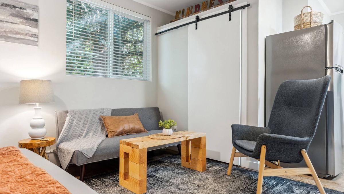 Covington Apartment | Pet-Friendly Kent Vacation Rental, Walk to Lake!