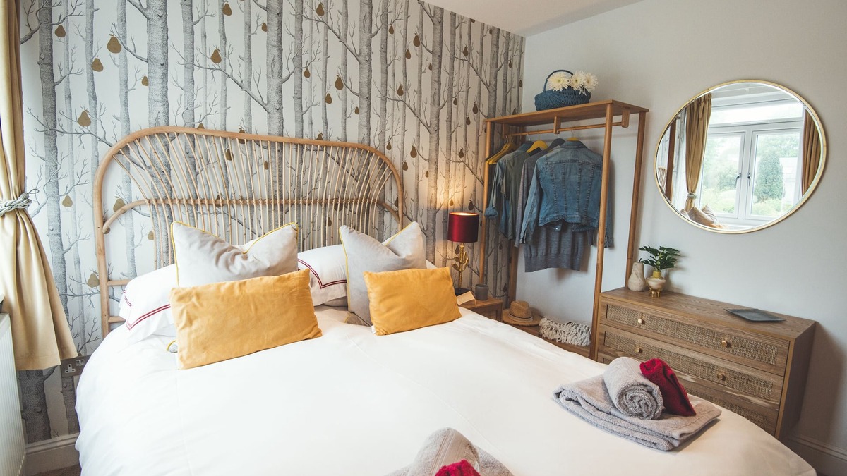 Stoke Fleming Apartment | Pet-friendly Kid-friendly Duplex Apartment Private Terrace, Parking, & Sea-views