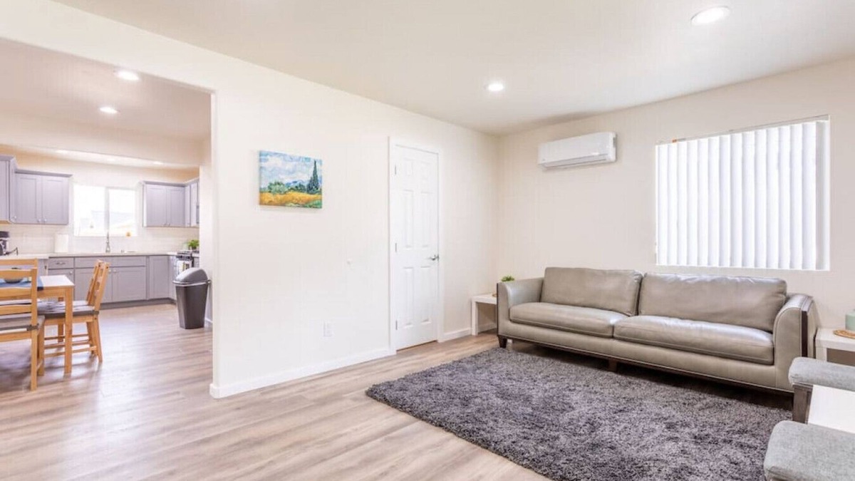 Bonita House | PET FRIENDLY!, King Bed, Free Parking, & Wifi.