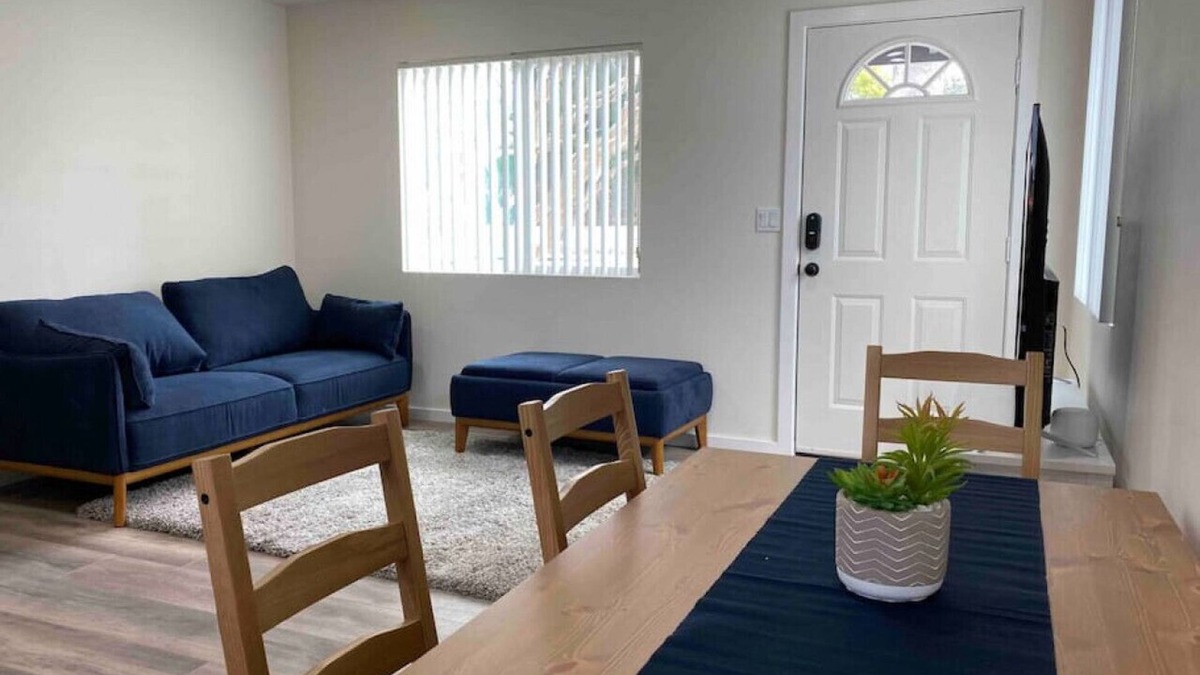Bonita House | Pet Friendly ! - King Bed, Bk Yard, Wifi, Parking.