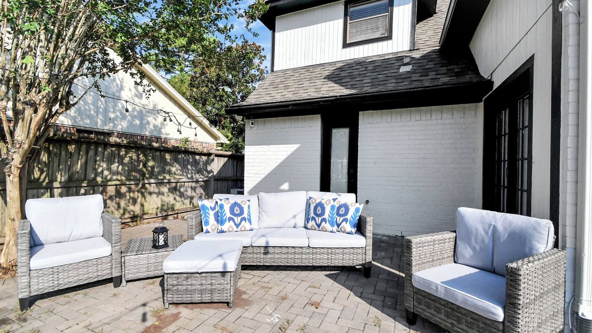 Pearland House | Pet friendly/King Bed/Tranquil Retreat/Fenced Backyard/Master BR on Main