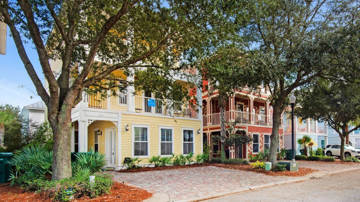 Villages of Crystal Beach House | ⭐Pet Friendly⭐Lagoon Pool-Beach Trolley-2 Kings 👑-5BR Here Comes the Sun