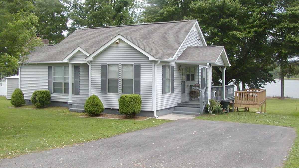Guntersville Cottage | Pet Friendly! Lakefront Cottage