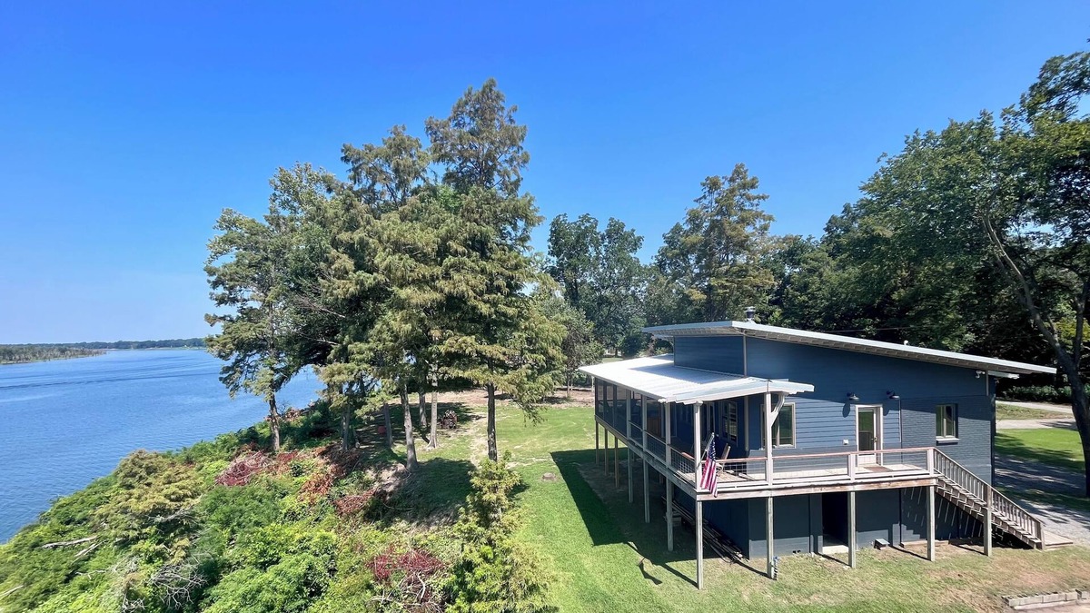 Winterville House | Pet friendly lakefront home with boat ramp~ The Overlook at Bachelor Bend