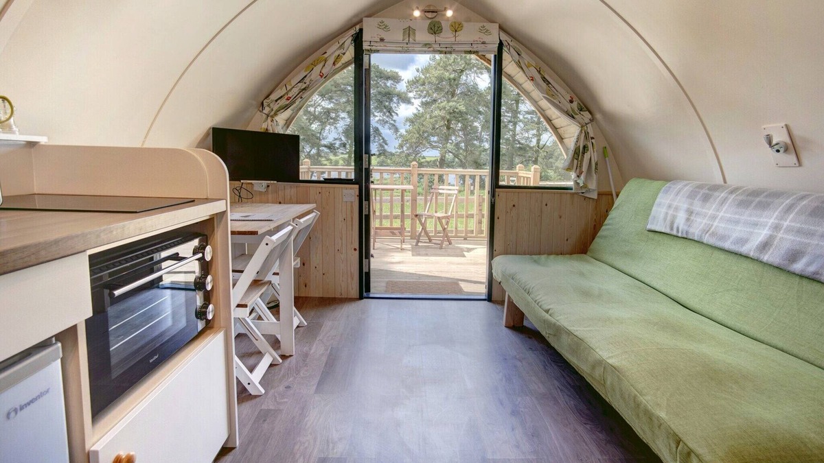 Langley-on-Tyne Ski Chalet | Pet-friendly Lakeside Cabin.
