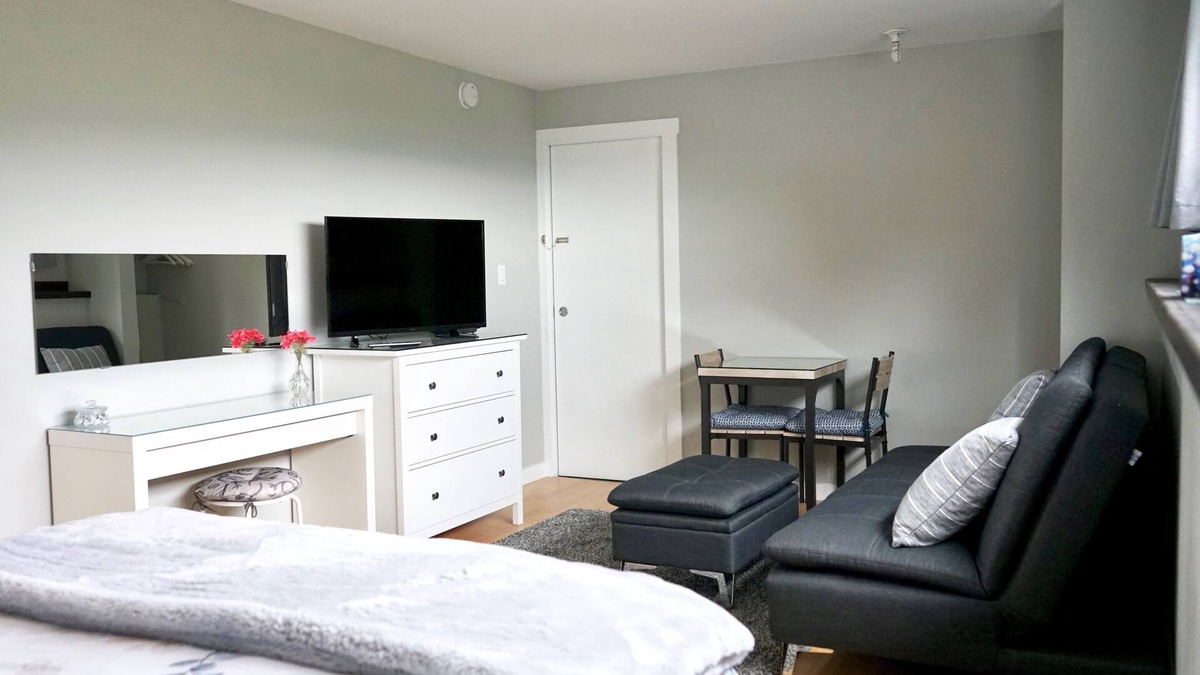 Black Mountain House | PET FRIENDLY! Licensed Bed and Breakfast.