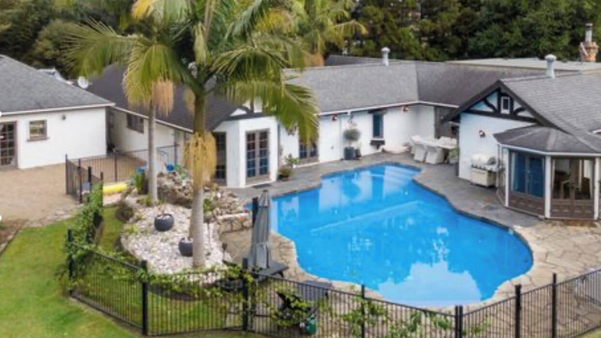 Mangonui House | Pet friendly Luxury Accommodation with private Pool and Jetty