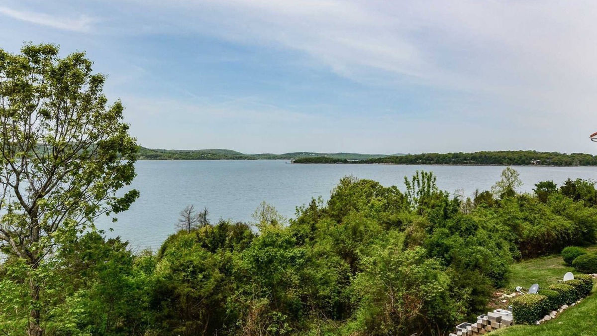 Hollister Condo | Pet-Friendly Luxury Condo on the Lake! - Full Kitchen, Whirlpool Tub, Pool - C4