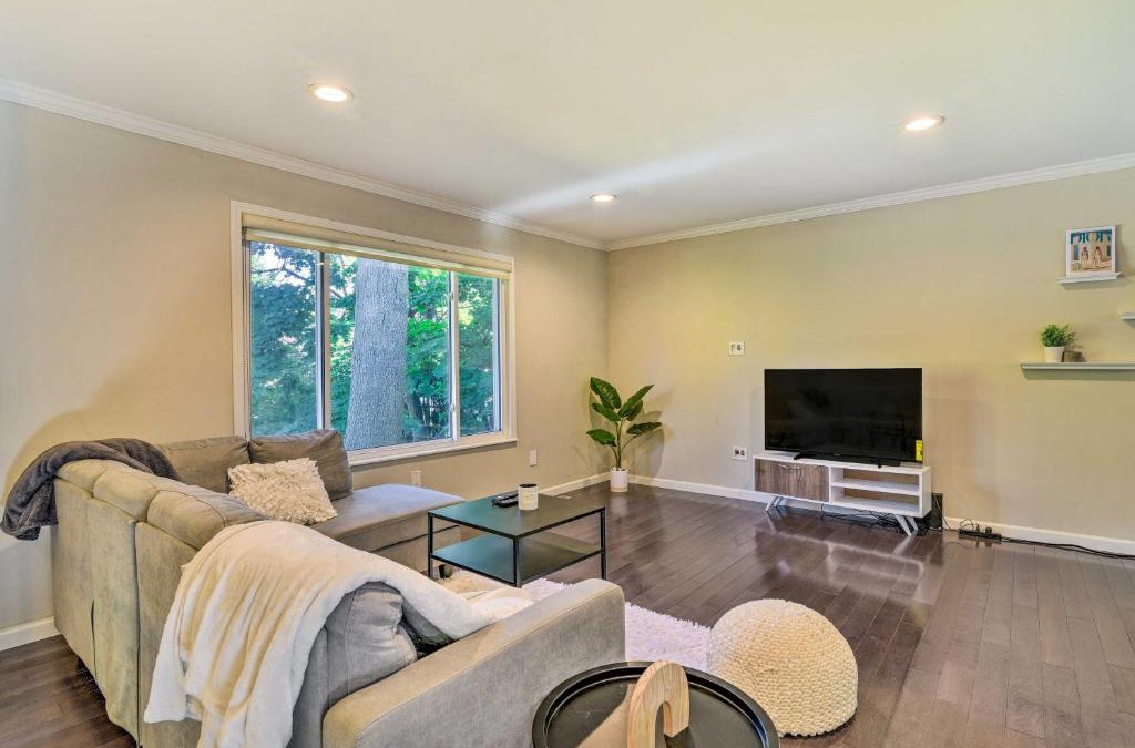 West Bloomfield House | Pet-Friendly Michigan Home 5 Mi to State Park!