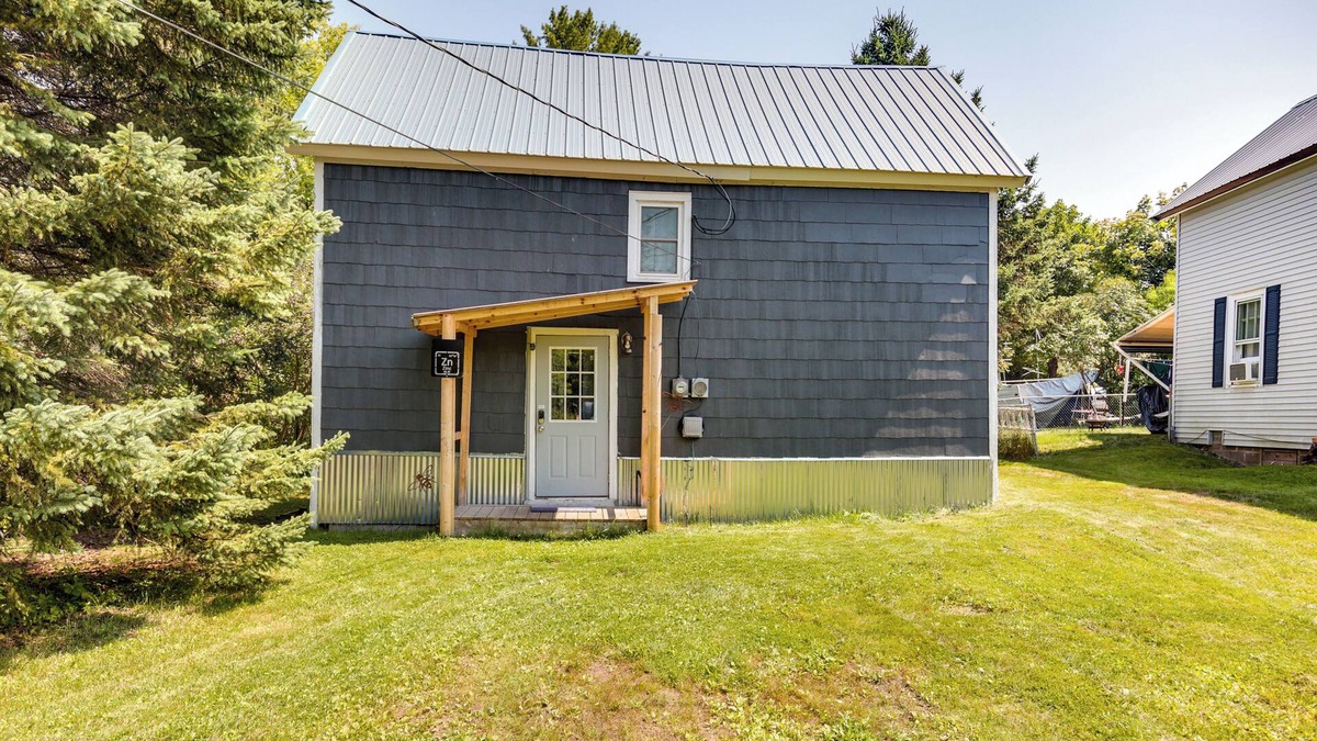 Ontonagon House | Pet-Friendly Michigan Getaway w/Porch & Kayaks!
