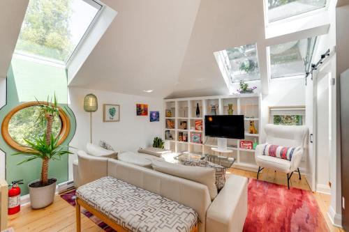 Bryn Mawr Apartment | Pet-Friendly Minneapolis Studio Walk to Lake!