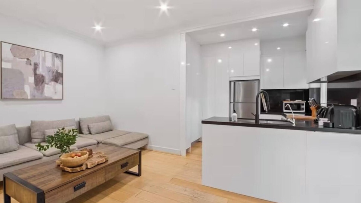 Bellevue Hill Apartment | Pet Friendly Modern Apartment in Rose Bay near water