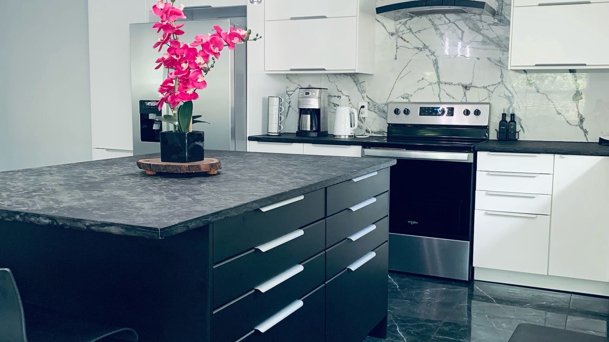 Ridge Wood Heights House | Pet friendly modern home, 2.7miles to Siesta Key!