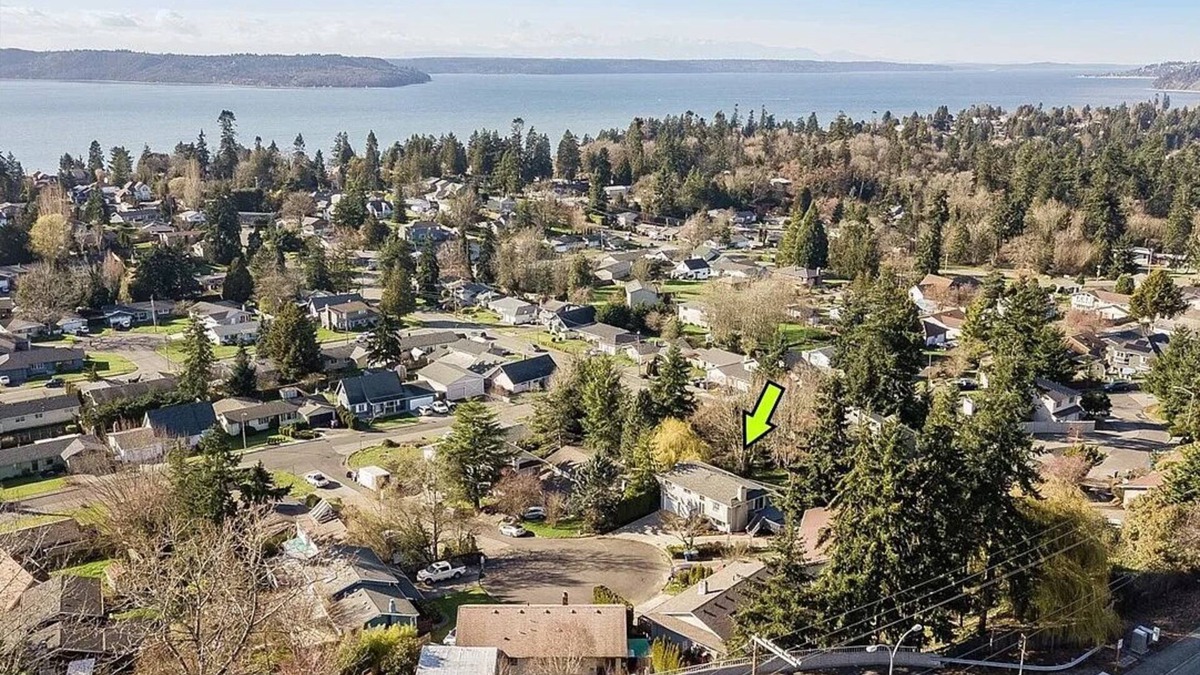 Des Moines Apartment | Pet Friendly Modern living space blocks from the Puget Sound.