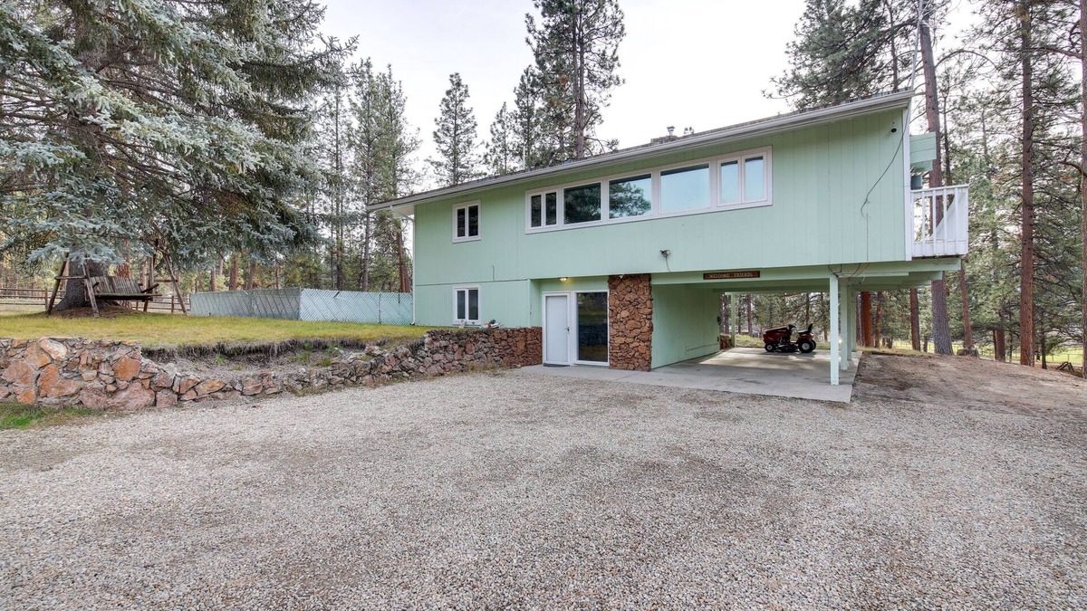 Stevensville House | Pet-Friendly Montana Abode w/Balcony & Fireplace!