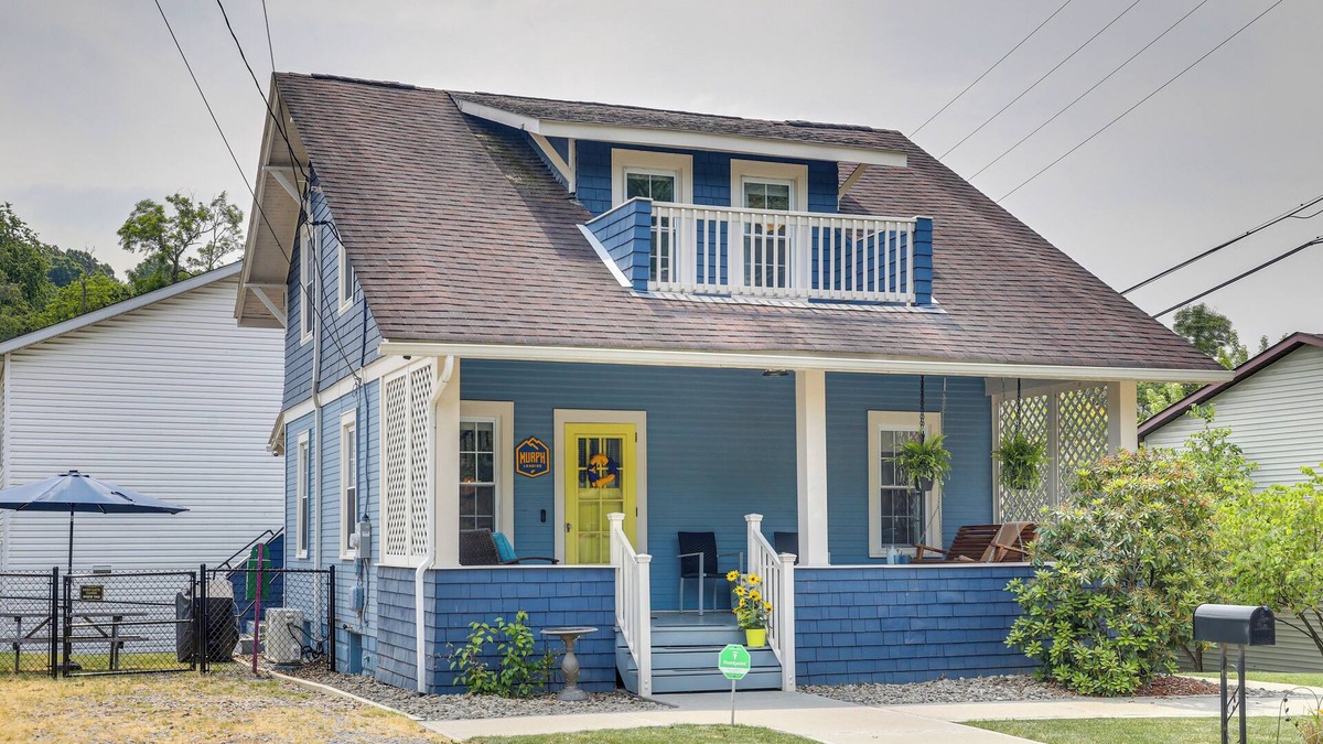 Morgantown House | Pet-Friendly ‘Murph Landing’ - 1 Mile to WVU!