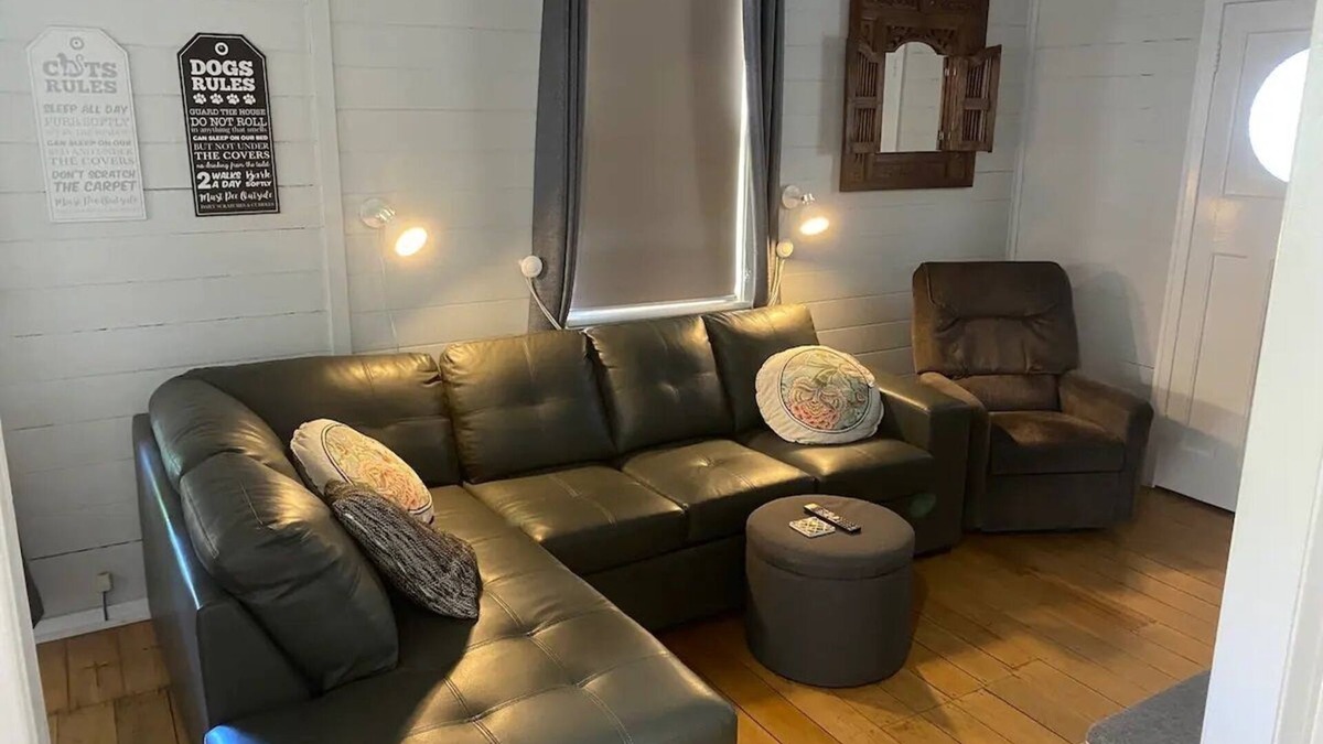 Bundaberg West House | Pet Friendly Near CBD Sleeps 10 Free Wifi Netflix Fullair con Close to Hospital