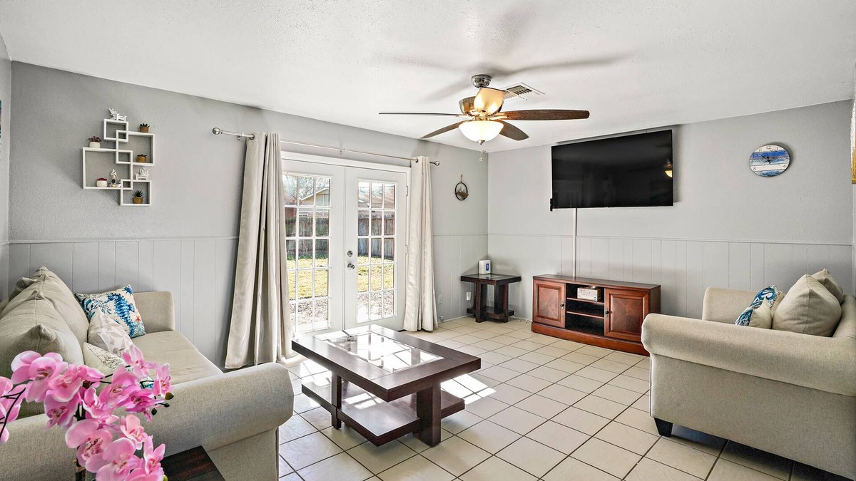 South Side House | Pet Friendly | Newly Remodeled 3BR/1.5BA house | @Downtown & 9 mins to beach