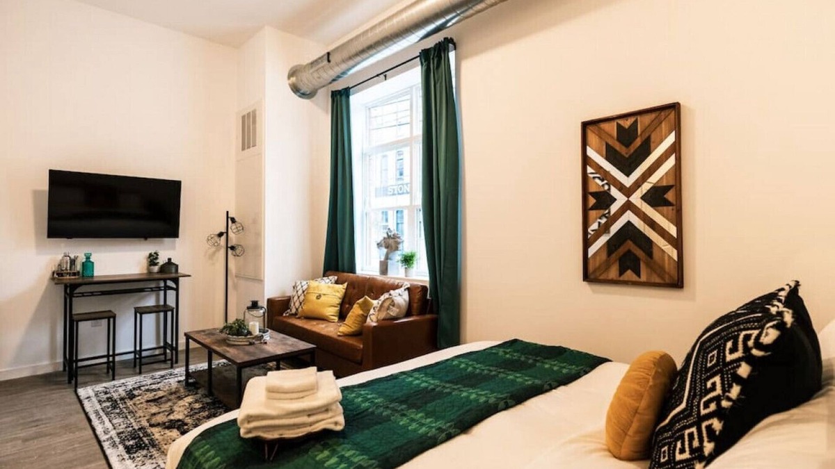 Central Northside House | Pet Friendly North Shore Studio w/Fitness Center