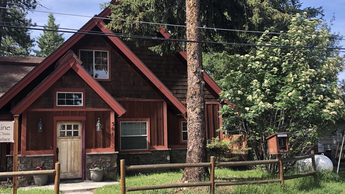 McCall House | Pet Friendly, open floor plan, 2 spacious bedrooms, 10 minute walk to lake