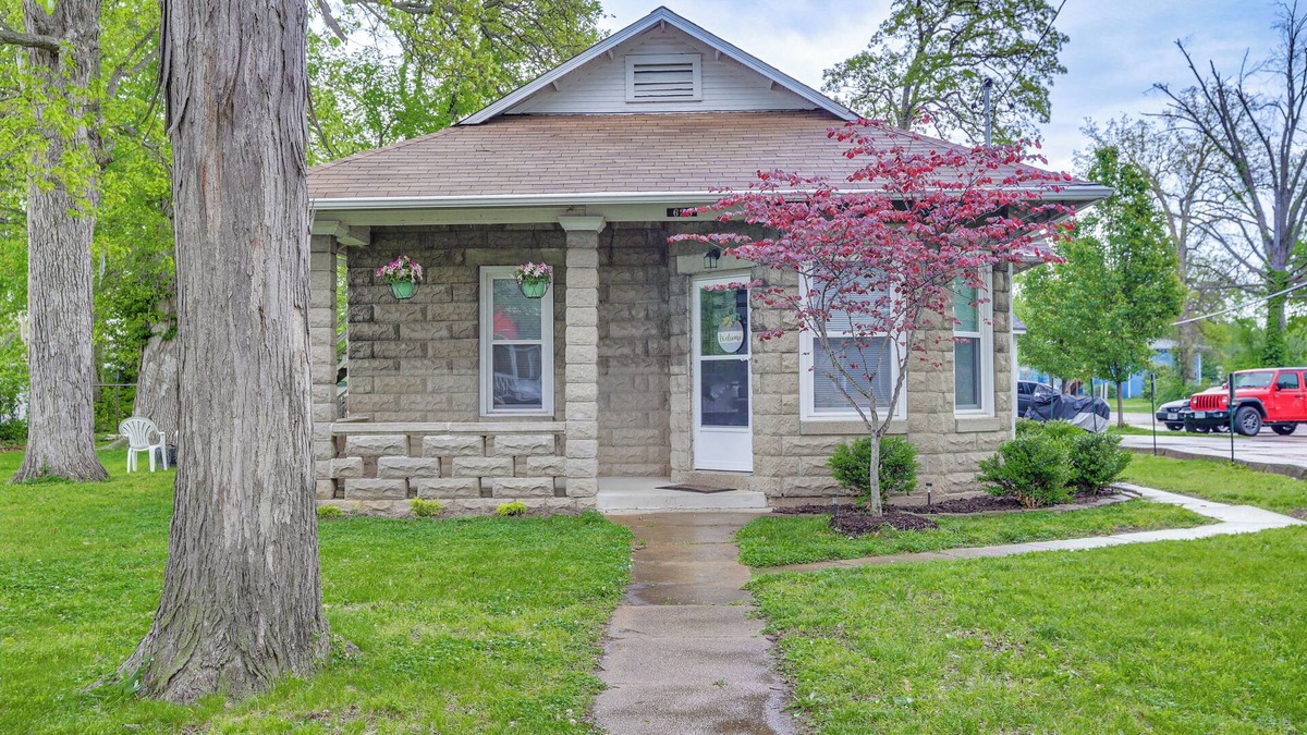 Pacific House | Pet-Friendly Pacific Cottage Near Purina Farms!