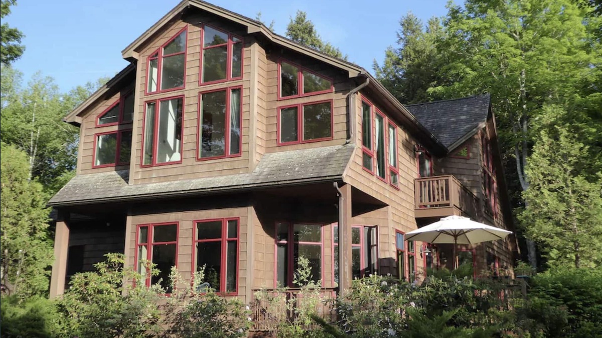 Purgatory House | Pet-Friendly, Peaceful 3-Bedroom Vacation Home on Cobboseecontee Lake