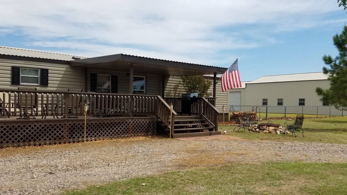 Kingston Cabin | Pet Friendly Peaceful Lake Texoma cottage