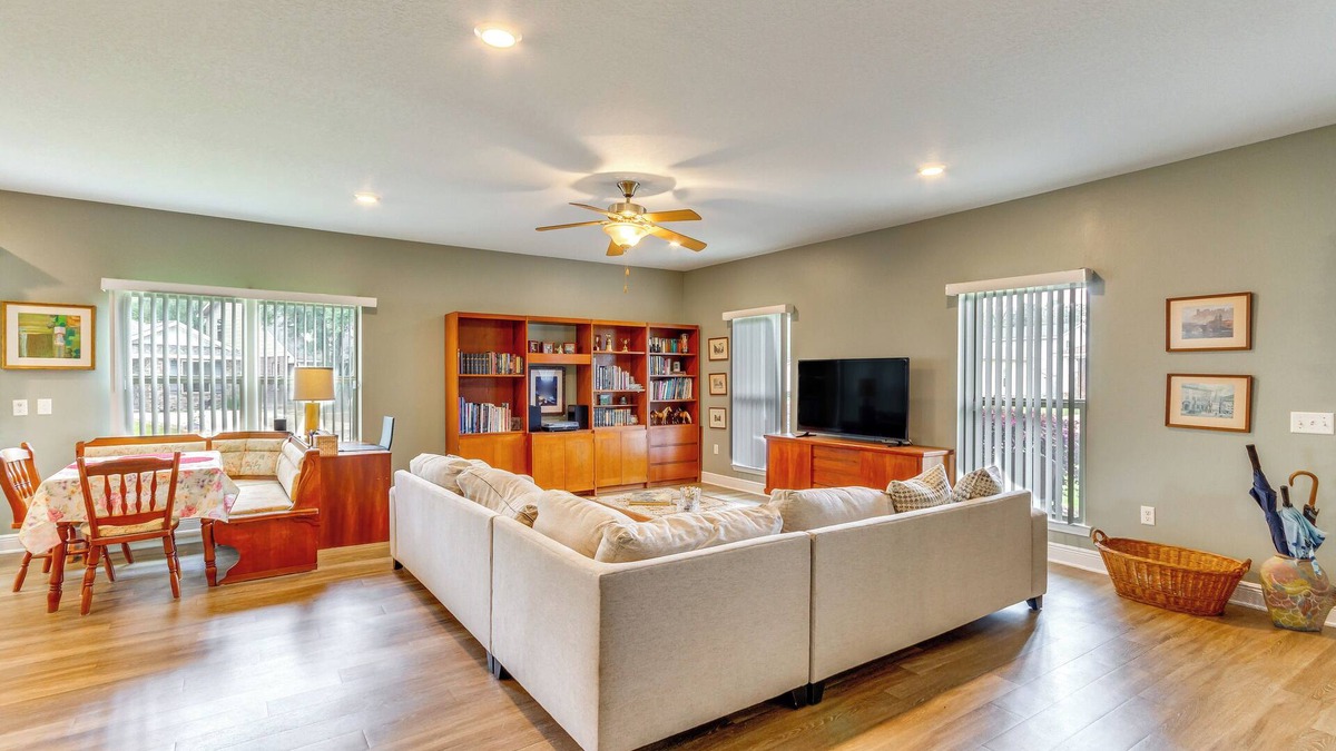 Warrington House | Pet-Friendly Pensacola Home ~ 2 Mi to Bruce Beach!