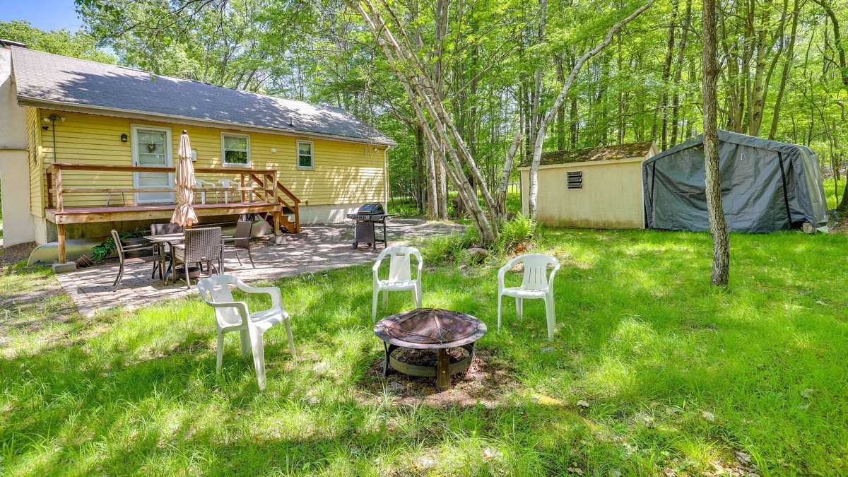 Pocono Lake Cabin | Pet-Friendly Pocono Lake Cabin w/Community Pool!