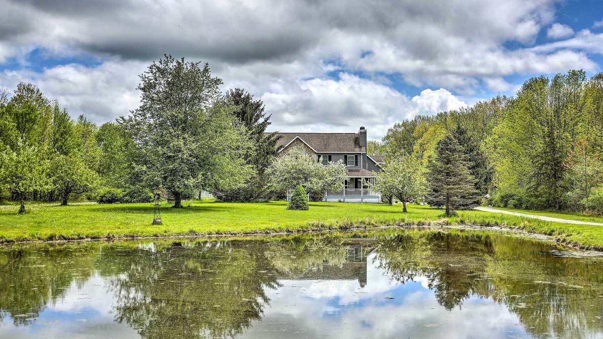 Pine Bush House | Pet-Friendly ‘Pond View Loft' w/Private Pool!