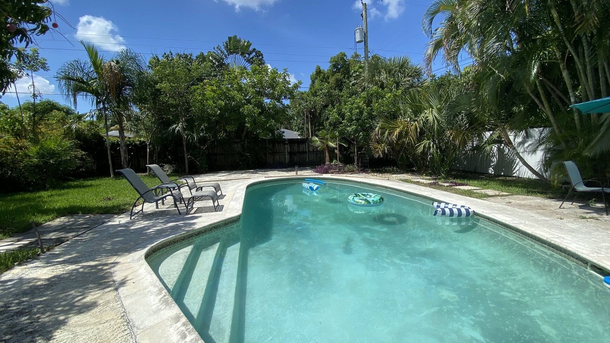 North Central Hollywood House | Pet friendly Pool Home in Hollywood Close to Beaches Airport Stadium Sleeps 8